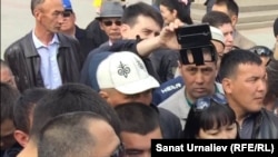 Участники стихийного митинга «по земельному вопросу» в Уральске разговаривают с заместителем акима Западно-Казахстанской области Арманом Утегуловым. Уральск, 4 мая 2016 года.