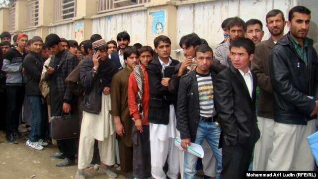 Students rejected for university lined up to complain at the Ministry for Higher Education in 2011.