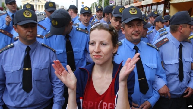 To call the police in the United States, you dial  911; in Russia you dial 02. In Belarus, just clap your hands!