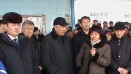 «ҚазМұнайГаз Барлау Өндіру» компаниясының бас директоры Кенжебек Ибрашев (ортада), «ӨзенМұнайГаз» компаниясының бұрынғы директоры Бақытқали Бисекен (оң жақта) және «ӨзенМұнайГаз» директорының міндетін атқарушы Владимир Мирошников (сол жақта) ереуілші-мұнайшылармен келіссөздер жүргізуге келді. Жаңаөзен, наурыз 2010 жыл. (Көрнекі сурет)