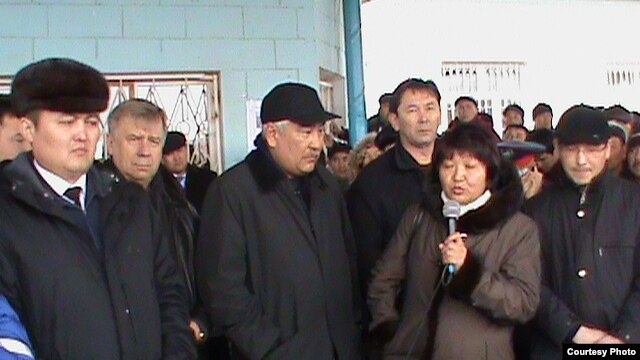 «ҚазМұнайГаз Барлау Өндіру» компаниясының бас директоры Кенжебек Ибрашев (ортада), «ӨзенМұнайГаз» компаниясының бұрынғы директоры Бақытқали Бисекен (оң жақта) және «ӨзенМұнайГаз» директорының міндетін атқарушы Владимир Мирошников (сол жақта) ереуілші-мұнайшылармен келіссөздер жүргізуге келді. Жаңаөзен, наурыз 2010 жыл. (Көрнекі сурет)