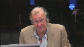 Edward Vulliamy svjedoči na suđenju u Hagu, 20. rujan 2012.