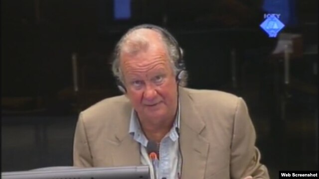 Edward Vulliamy svjedoči na suđenju u Hagu, 20. rujan 2012.