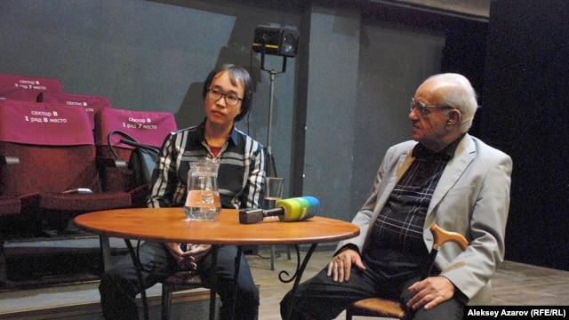 В обсуждении спектакля приняли участие автор пьесы «Джут» Олжас Жанайдаров и режиссер Рубен Андриасян. Алматы, 15 октября 2015 года.