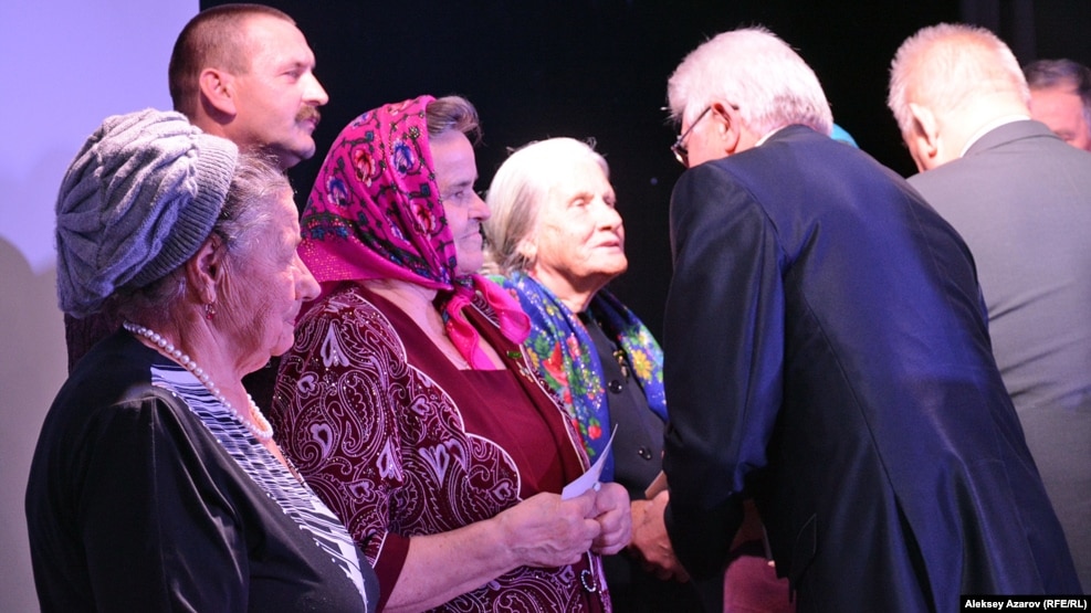 Президент Союза сибиряков Кордиан Юзеф Борейко вручает Почетный знак сибиряка. Алматы, 4 ноября 2016 года.