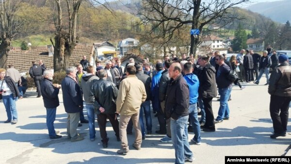 Radnici "Krivaje" iz Zavidovića, blokirali magistralnu cestu 18. mart 2016.