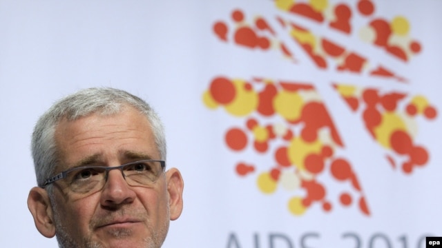 The president of the International AIDS Society, Julio Montaner, accused the leading developed and developing countries of failing to carry on the fight to the next stage.