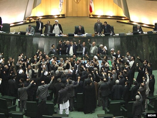 یک روز پس از تظاهرات ۲۵ بهمن شماری از نمایندگان مجلس شورای اسلامی در جلسه علنی مجس شعارهای تندی علیه رهبران مخالفان سر داده و از جمله خواستار اعدام میرحسین موسوی و مهدی کروبی شدند.