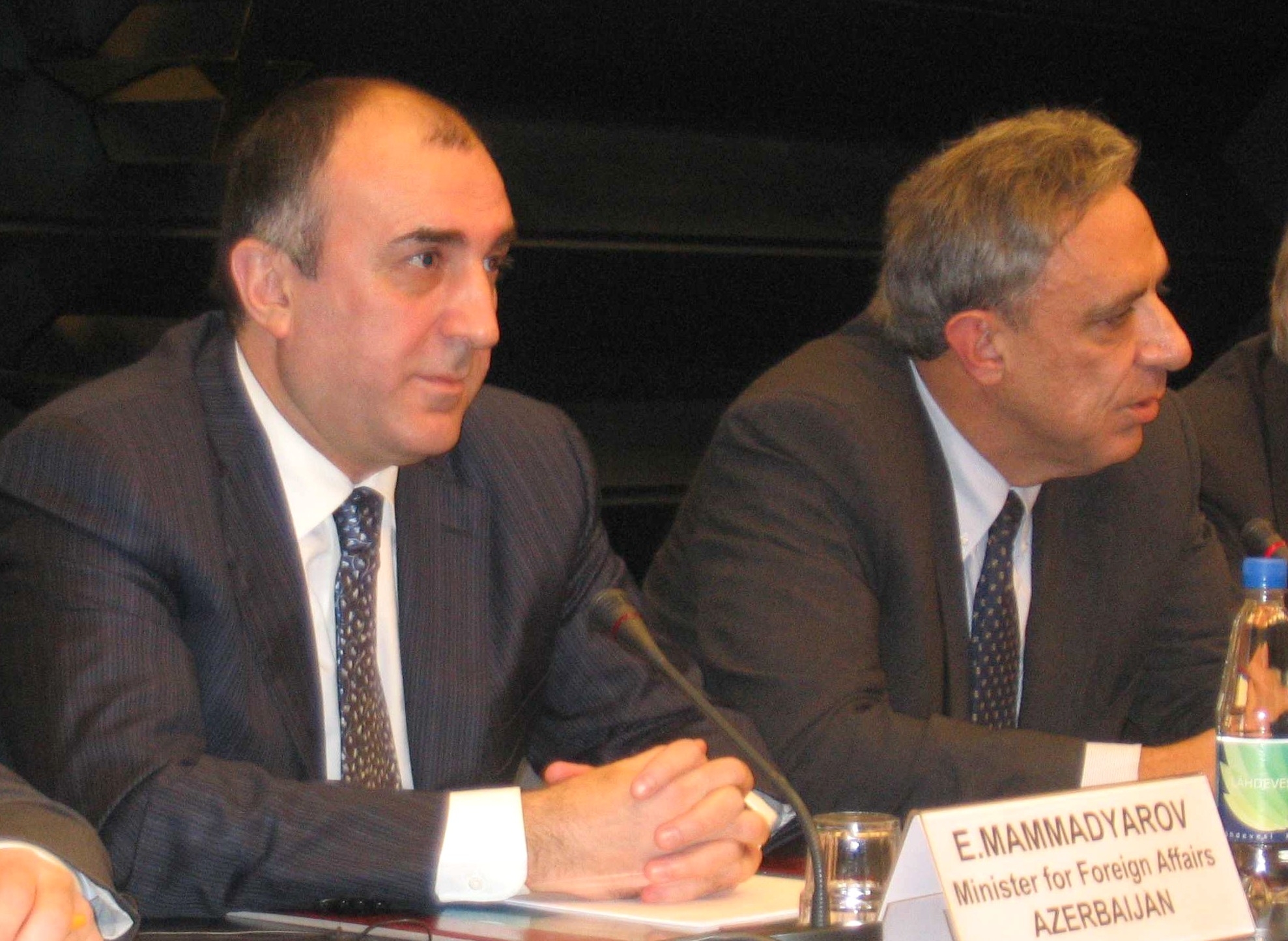 Azerbaijani Foreign Minister Elmar Mammadyarov (L) and Armenian Foreign Minister Vartan Oskanian in Brussels in November 2006 (RFE/RL)