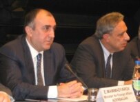 Azerbaijani Foreign Minister Elmar Mammadyarov (left) and Armenian Foreign Minister Vartan Oskanian in Brussels in November 2006 (RFE/RL)