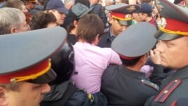 Депутат Госдумы Дмитрий Гудков пытается установить палатку в Астрахани