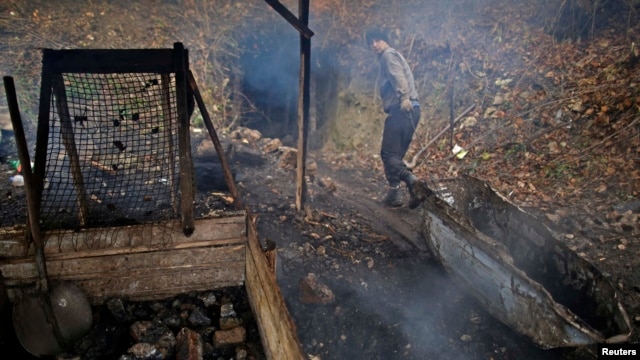 یک کارگر در حال کار در یک معدن غیرقانونی زغال سنگ در بوسنی