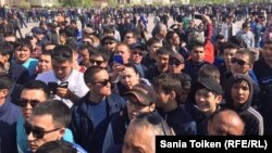 На митинге протеста в Атырау 24 апреля 2016 года.