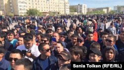 Ауыл шаруашылығы жерін шетелдіктерге сатуға және жалға беруге қарсылық митингі. Атырау, 24 сәуір 2016 жыл. (Көрнекі сурет)