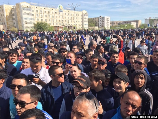 Ауылшаруашылығы жерлерін шетелдіктерге жалға немесе жекеменшікке беруге қарсылық жиынында тұрған азаматтар. Атырау, 24 сәуір 2016 жыл.