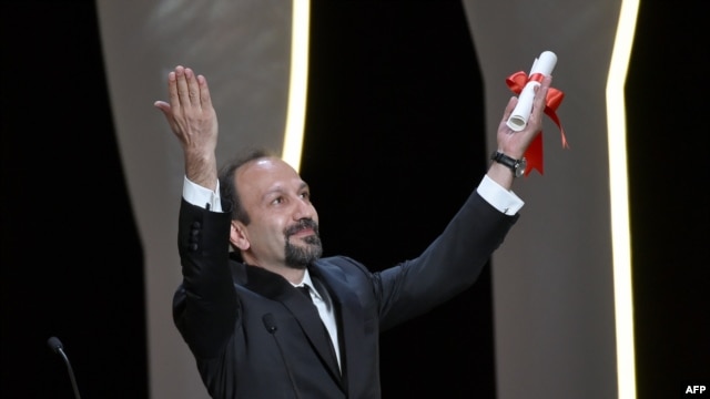 اصغر فرهادی پس از دریافت جایزه بهترین فیلمنامه