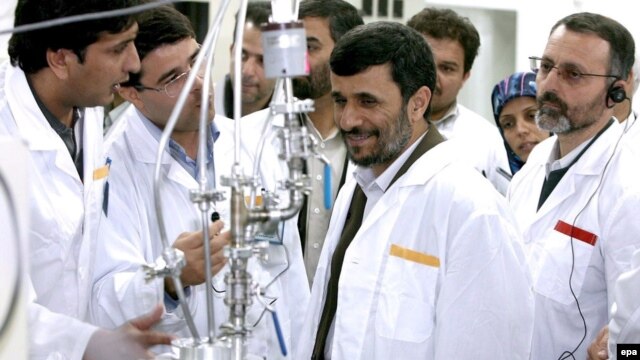 Iranian President Mahmud Ahmadinejad (center) inspects the Natanz nuclear facility in central Iran. (file photo)