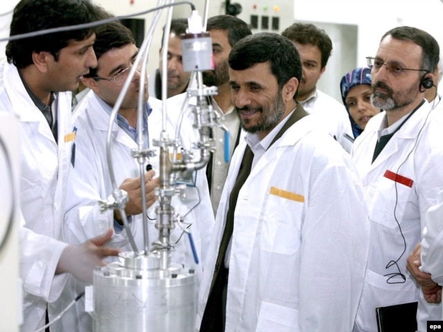 Iranian President Mahmud Ahmadinejad (center) inspecting the Natanz nuclear plant in central Iran