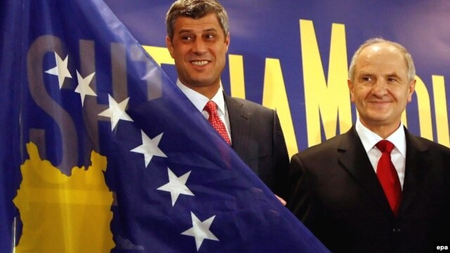 Premijer i predsjednik, Hashim Thaci i Fatmir Sejdiu predstavili novu zastavu Kosova, Priština, 17. februar 2013. 