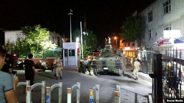 Военная техника у здания полиции в Стамбуле. 16 июля