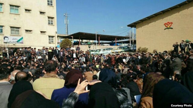 تجمع اعتراضی معلمان در اهواز. ۱۰ اسفند ۱۳۹۳. منبع تصویر: ایلنا