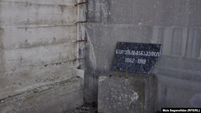 ფიროსმანის სიმბოლური საფლავი მთაწმინდაზე.