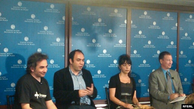 RFE/RL's Fred Petrossians (second from left) and Golnaz Esfandiari (center) joined bloggers at the US Institute of Peace (8Jul2010)