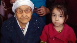 110 жасқа келген қарт ана Қызылгүл Боранбаева немересімен бірге. Қызылорда, Тасбөгет кенті, 10 қаңтар 2012 жыл. Сурет жеке мұрағаттан алынған.