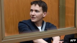 Надежда Савченко Донецк қалалық сотында отыр. 22 наурыз 2016 жыл.