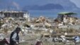 Shoichiro Kamaichi šeta ruševine u potrazi za porodičnim uspomenama u blizini grada Otsuchiu prefektura Iwate, 12. april 2011.