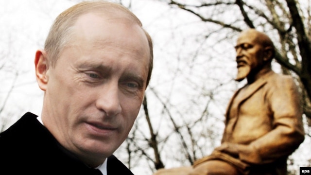 Ресей президенті Владимир Путин Абай ескерткішін ашу салтанатына қатысып тұр. Мәскеу, 4 сәуір 2006 жыл. 