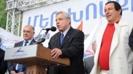 Armenia - Prosperous Armenia Party leader Gagik Tsarukian (R) and former Foreign Minister Vartan Oskanian (C) at an election campaign rally in Yerevan, 03May2012.