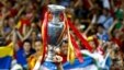 Испания құрамасына берілген Euro 2012 чемионатының кубогы. Киев, 1 маусым 2012 жыл. 