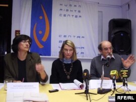 Katarina Kruhonja,Vesna Tršelič i Zoran Pusić, predstavljaju izvještaj nevladinih organizacija za ljudska prava u Hrvatskoj koje su pratile domaća suđenja za ratne zločine, koji je bio povod za održavanje okruglog stola, Foto: Enis Zebić