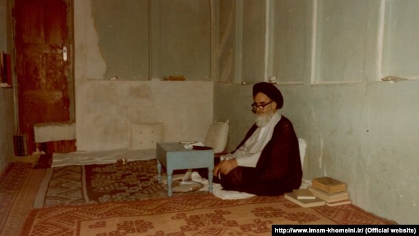 روحالله خمینی در زمان نامه بختیار در سال ۵۶، یک روحانی منتقد بود که در نجف در تبعید به سر میبرد.