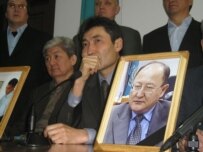 Political allies mourning Altynbek Sarsenbaev in February (RFE/RL)