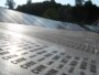 Ploča sa imenima žrtava srebreničkog genocida u Memorijalnom centru Potočari.