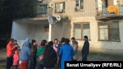 Ақсай қаласындағы апатты жатақхананың тұрғындары жиналыс өткізіп тұр. Батыс Қазақстан облысы, 17 қыркүйек 2016 жыл.