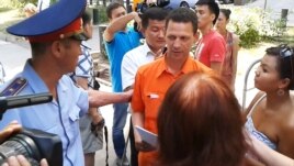 Аблязовдун жактоочулары Алматыдагы Франциянын элчили алдында нааразылык акциясын өткөрүшүүдө. 1-август 2013