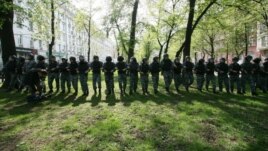 Путинді ұлықтау күнінде Мәскеу полициясы көшелерді шерушілерден "тазартып" жүр. 7 мамыр 2012 жыл.