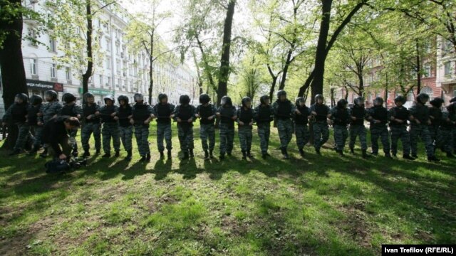 Путинді ұлықтау күнінде Мәскеу полициясы көшелерді шерушілерден "тазартып" жүр. 7 мамыр 2012 жыл.