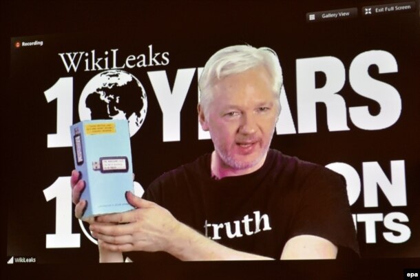 Основатель WikiLeaks Джулиан Эссанж выступает по видеосвязи по случаю 10-летия WikiLeaks, 4 октября 2016