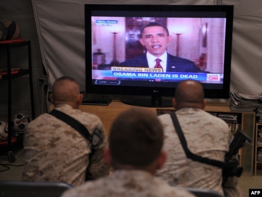 نظامیان آمریکایی در پایگاهی در افغانستان در حال دیدن سخنان باراک اوباما در مورد مرگ بن‌لادن