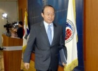 Foreign Minister Song Min-soon leaving a press conference in which the pullout was announced (AFP)