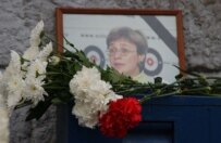 Portrait of Politkovskaya at the entrance of an apartment building where she was killed in Moscow (ITAR-TASS)