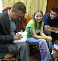 The Belarusian author Siarhiej Dubaviec autographs a book in the Union of Belarusian Writers (file photo) (RFE/RL)
