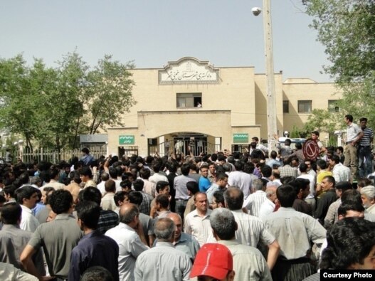 جمعی از مردم خمینی شهر با تجمع در مقابل دادگستری این شهرستان خواهان رسیدگی شدند.