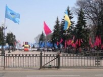Supporters of the ruling coalition assembling for their counterdemonstration in Kyiv today (RFE/RL)