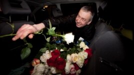 ბელორუსიის პრეზიდენტობის ყოფილი კანდიდატი ადრეი სანიკოვი ციხიდან გათავისუფლების შემდეგ