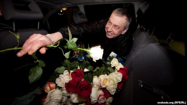 ბელორუსიის პრეზიდენტობის ყოფილი კანდიდატი ადრეი სანიკოვი ციხიდან გათავისუფლების შემდეგ